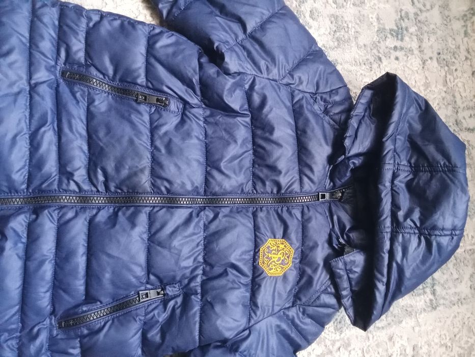 Продам детскую куртку на мальчика в отличном состоянии на 3-4 годика