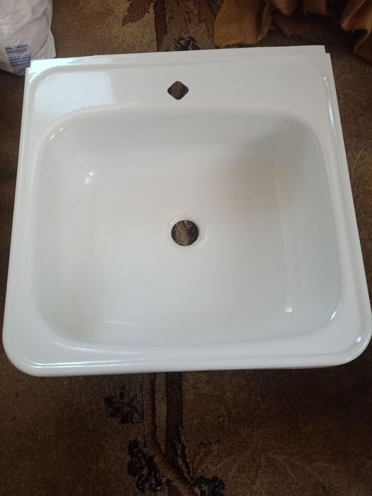 Раковина новая, фаянсовая