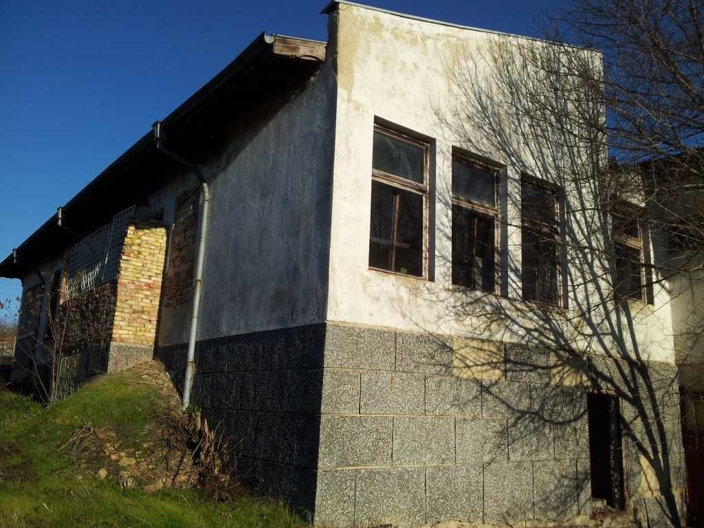 Къща на главен път село Аврен.