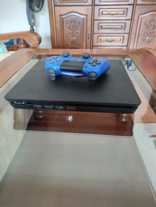 Playstation 4 slim 500GB с 1 контролер и 2 игри