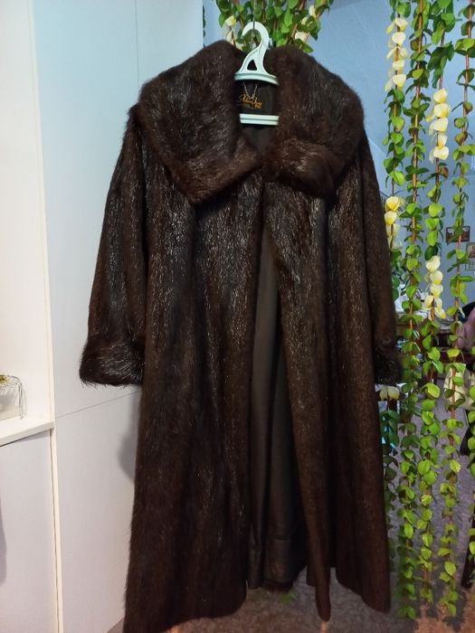 Шуба,цельный мех,нутрия,50р.и новое пальто стеган.