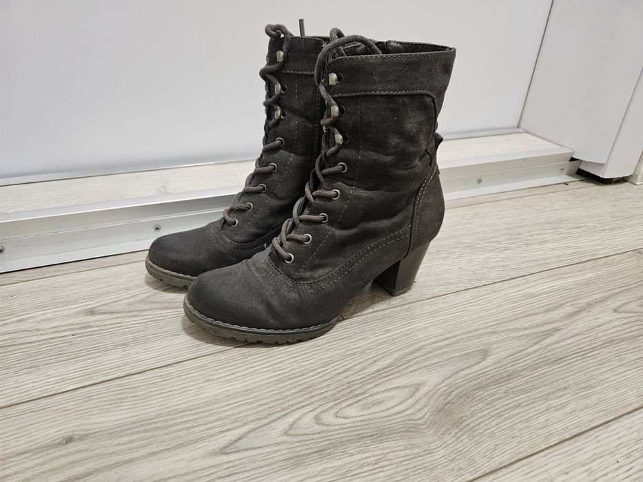 Сиви велурени боти с удобен ток. 37 номер. В добро състояние.