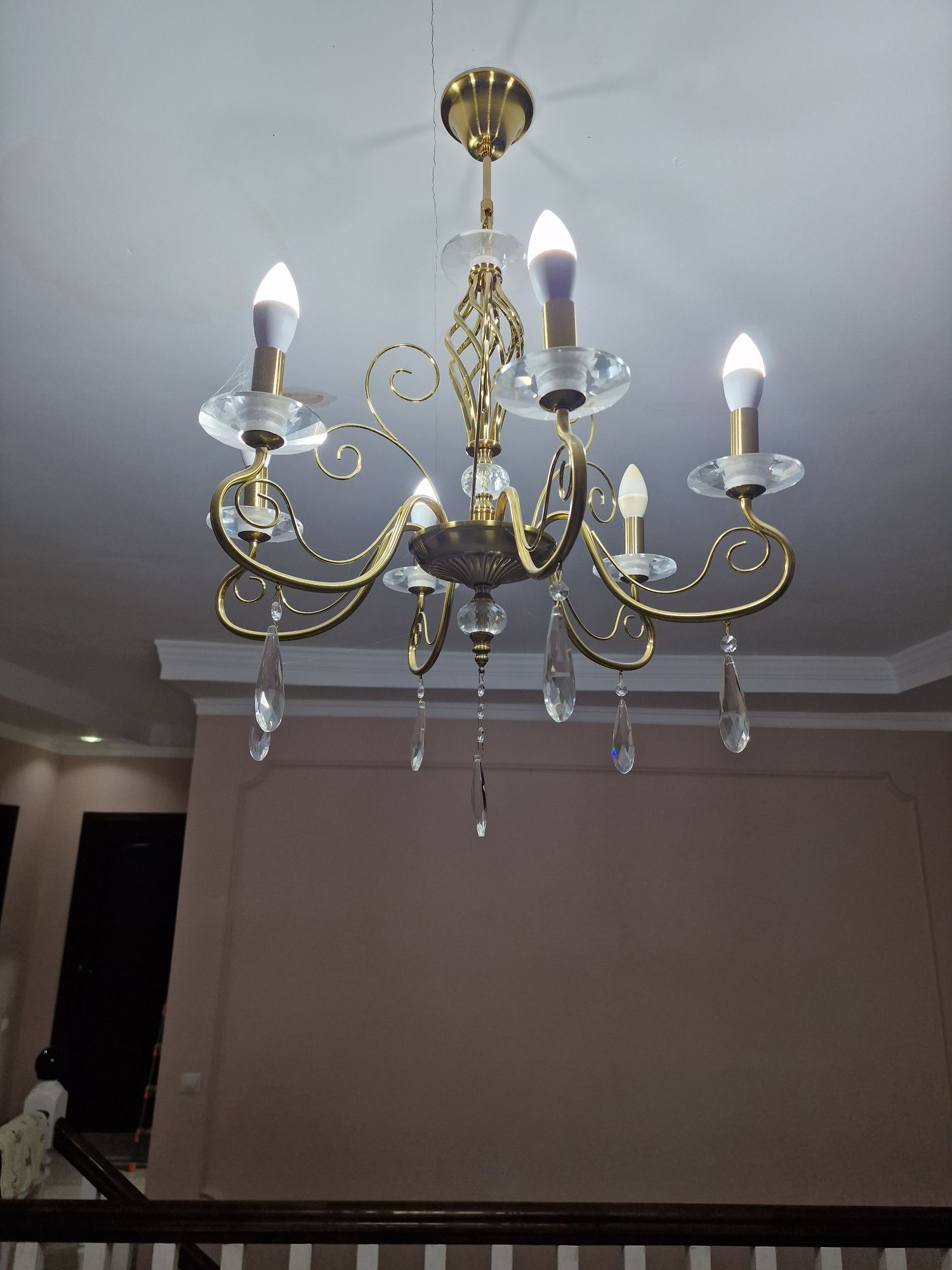 Продам красивую люстру для зала, для холла, для кухни