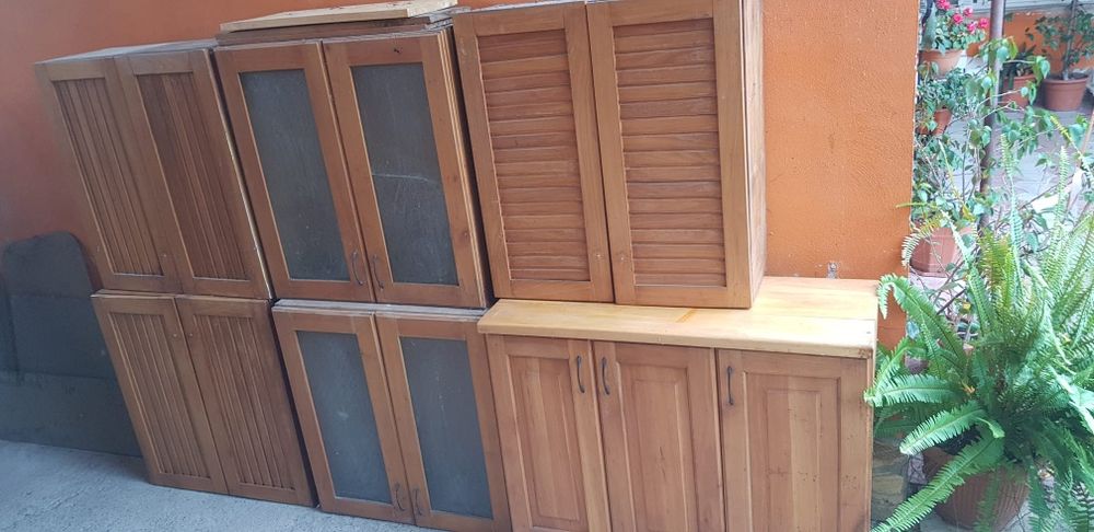 Corpuri bucatarie lemn masiv suspendate