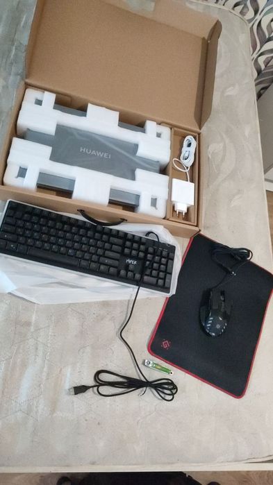 Noutbuk Huawei MateBook D16 hamma qo'shimcha narsalari bor.