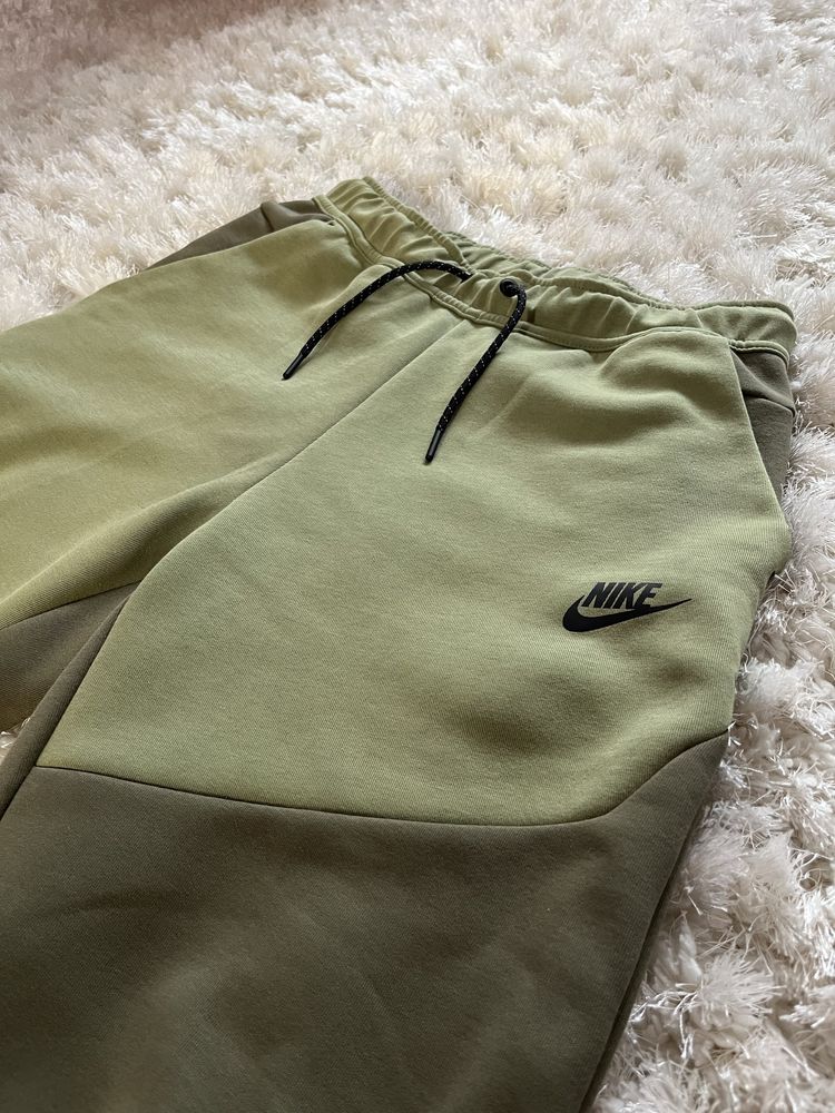Pantaloni Nike Tech Fleece Verde Olive Aligator S (noi)