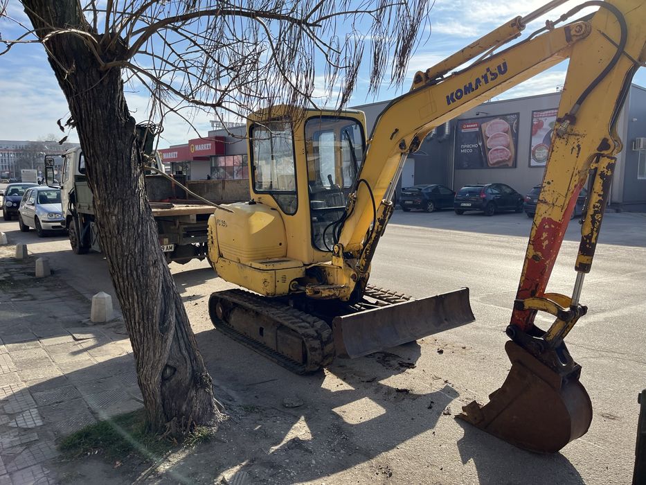 Багер и самосвал с кран