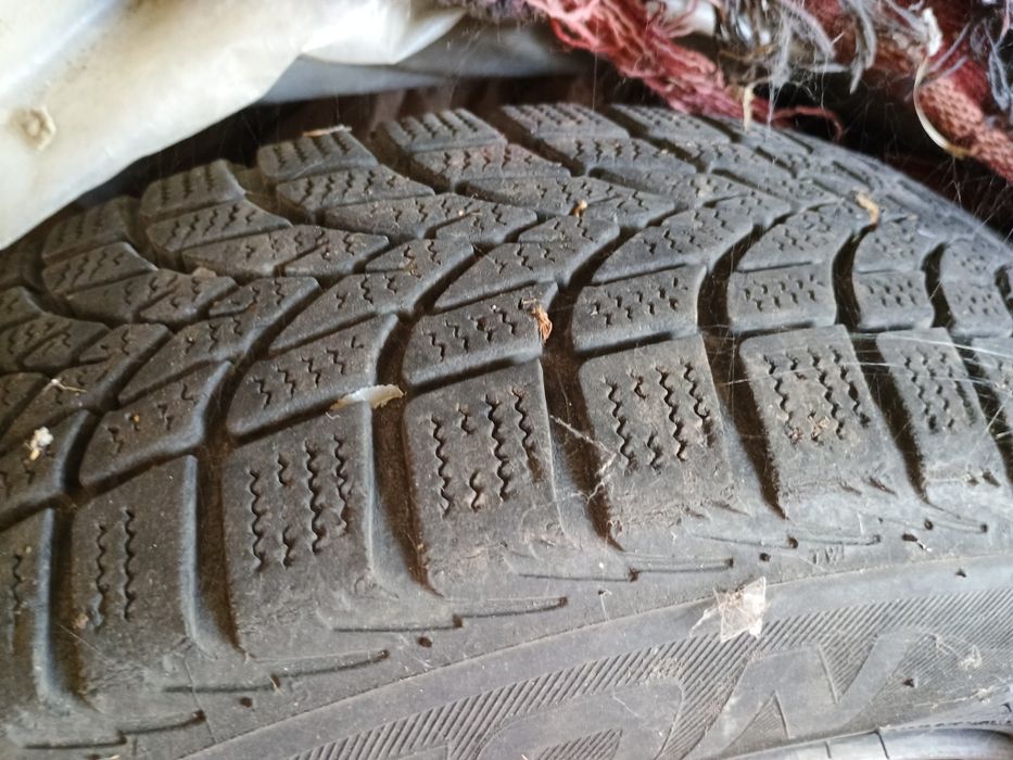 Продавам 2 бр. зимни и 2 бр. летни гуми