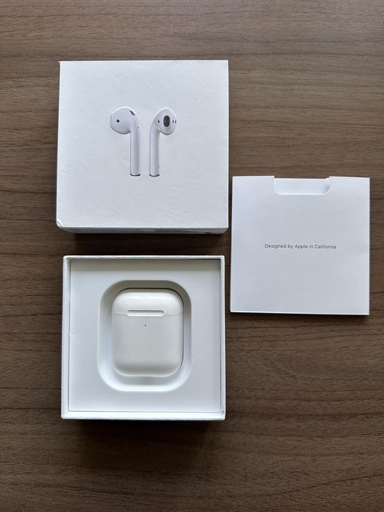 Bluetooth слушалки Apple AirPods