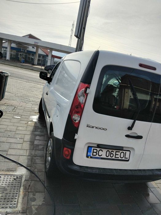 Vând Renault kangoo.