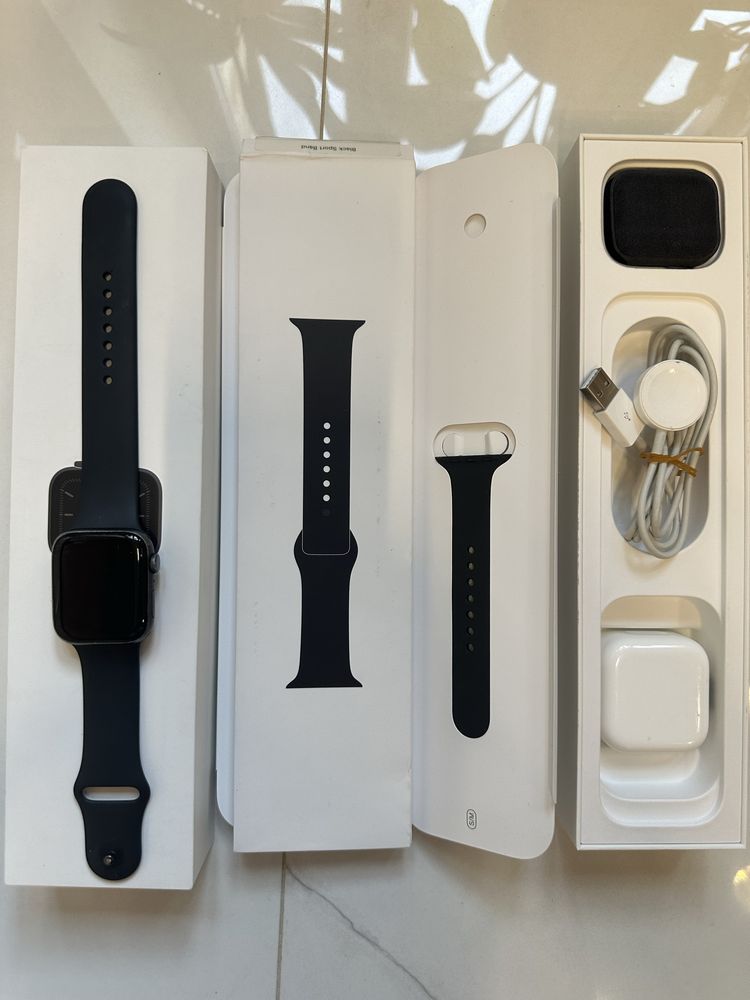 Смарт-часы Apple Watch Series 5 44мм серый