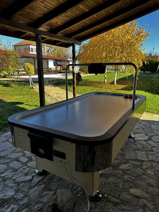 Продавам маса за въздушен хокей в отлично състояние Air Hockey