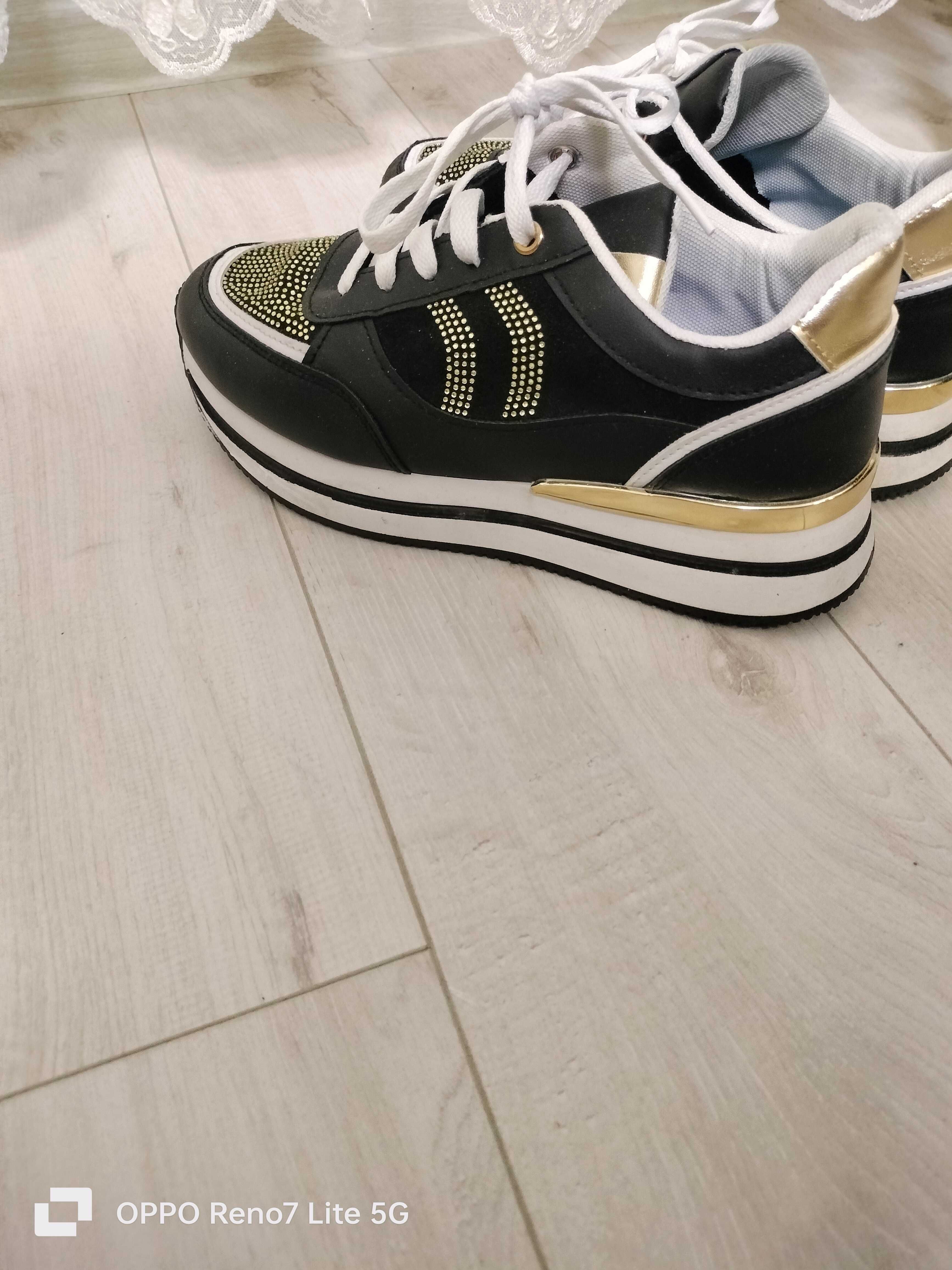 Vând 3 perechi de adidași la super preț