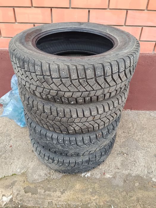 Шины 185/65 R15 с шипами б/у ездили только один сезон, в отличном сост