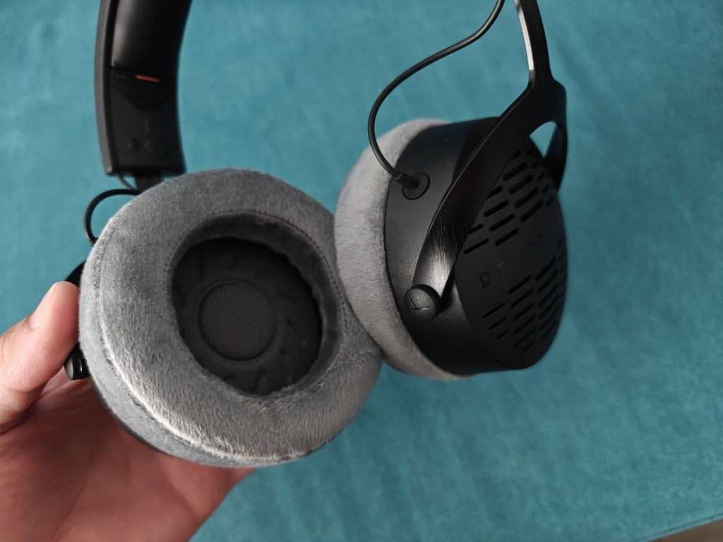 Vând căști studio open-back Beyerdynamic DT 900 Pro X