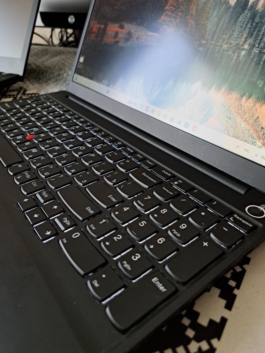 Lenovo ThinkPad E15  i5 8/256 nvme