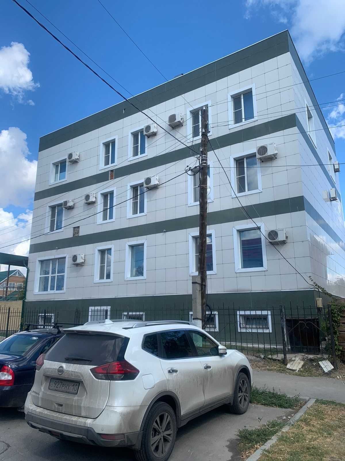 Отдельно-стоящее здание в самом центре города.