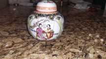Винтидж съд с капаче с маркировка на Lotus Blooms Brand Porcelain