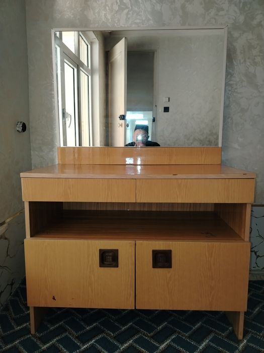 Трюмо чет элда и/ чикарилган Аьло холатда оенаси тиник ку́рсатади