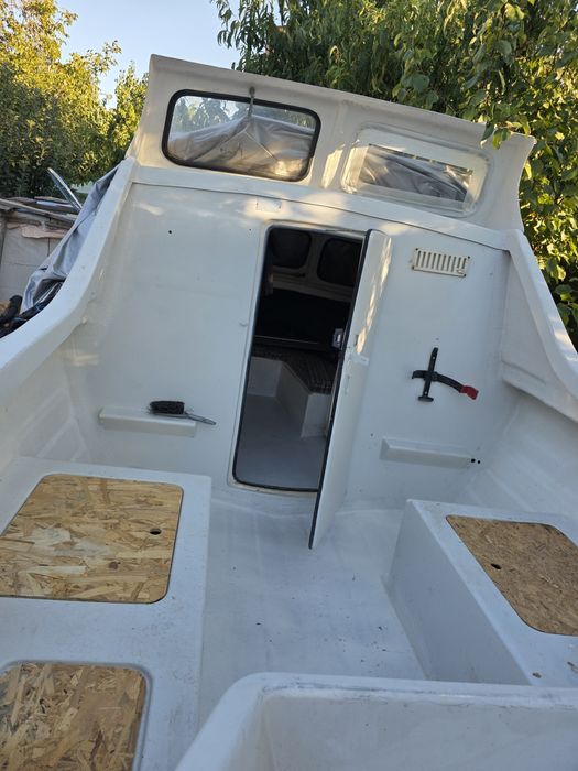 Barca cabinata cu  motor de vanzare