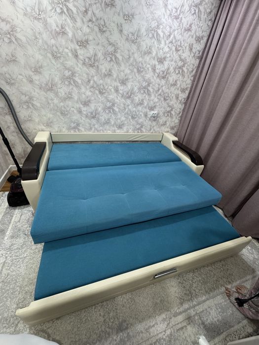 срочно продам трйоной диван