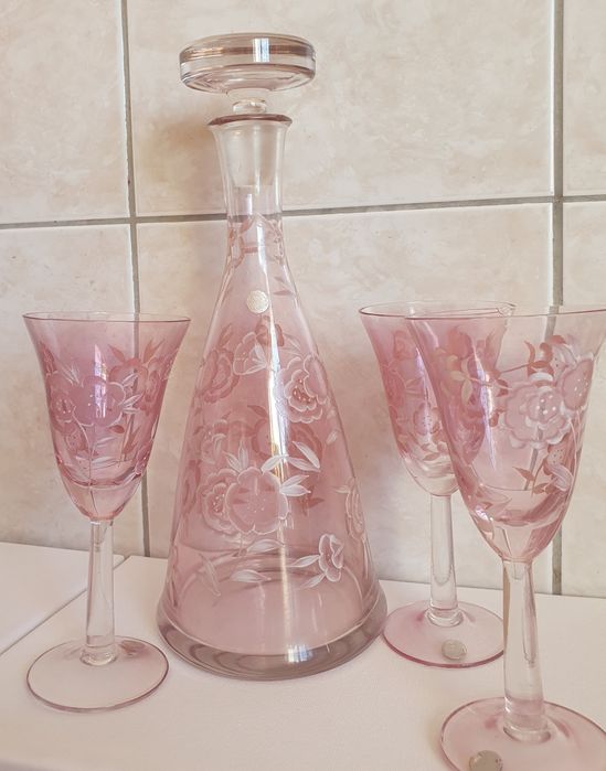 Set carafă și 3 pahare roz din cristal gravat