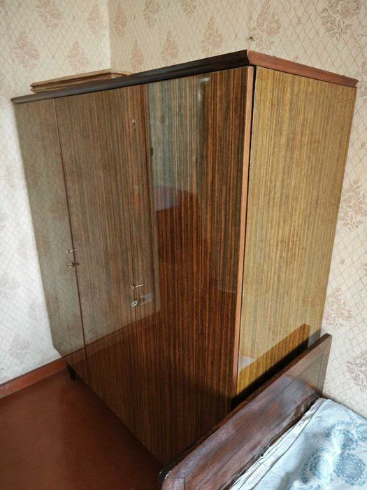 Продаю советский шкаф трехдверный.