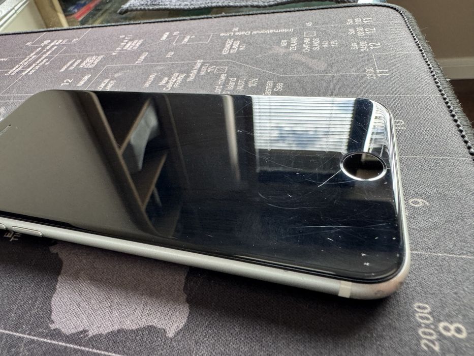 Apple iphone SE 2020 + Apple Airpods 3