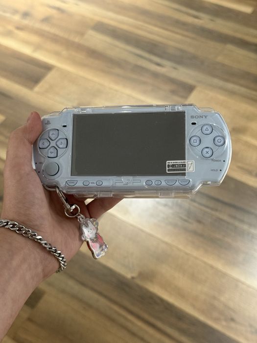 PSP 2000 в хорошем состоянии (с прошивкой, играми и картой памяти)