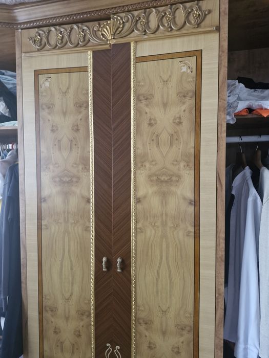 Шифонер и кроватью