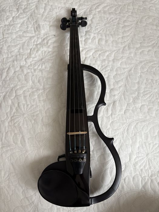 Vand vioara yamaha originala in stare perfecta