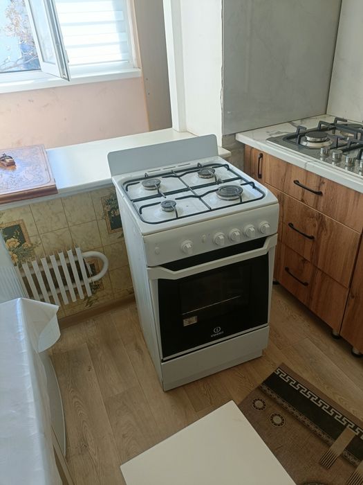 Продаётся газ плита INDESIT