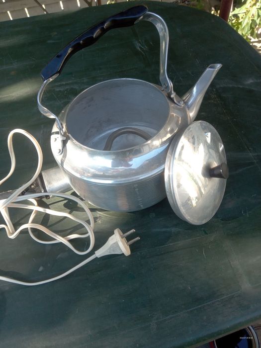 Vând fierbător electric tip ceainic și ondulator de par