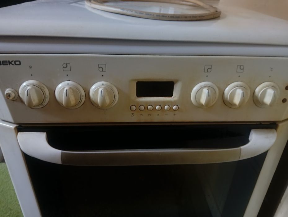 Готварска печка Beko с 2 газови котлона и 2 на ток