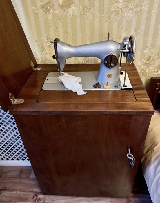 Отличная швейная машина времен СССР, в хорошем состоянии!