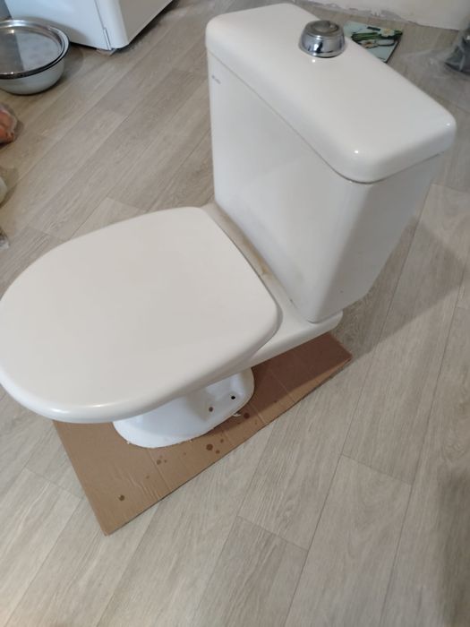 Продается унитаз в хорошем состоянии.