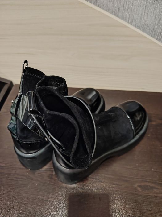 Нови боти от лак и велур 37 номер
