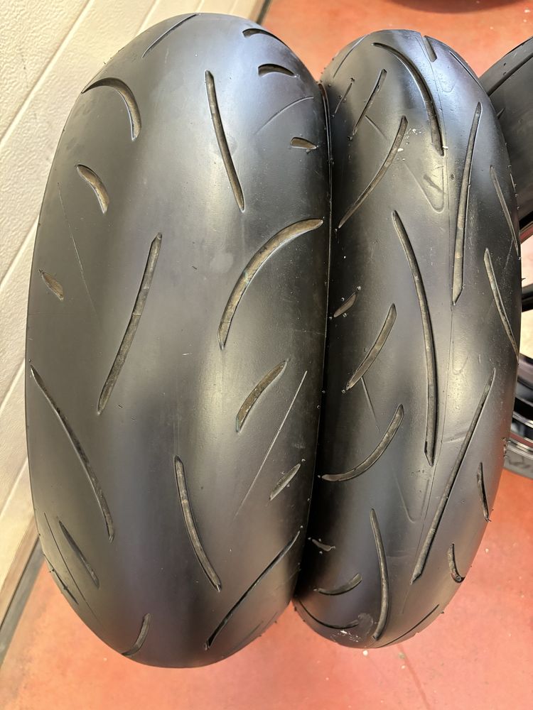 Продавама комплект мото гуми DUNLOP 180/55/17 и 120/70/17