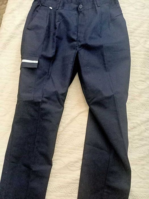 спец.брюки темносинего цвета.