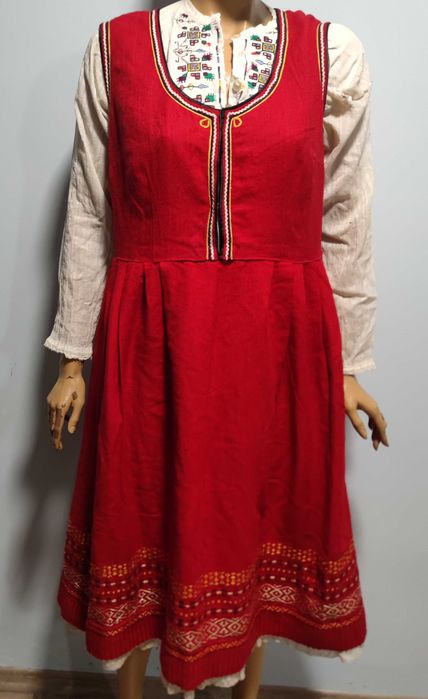 Продавам стар ансамблов сукман