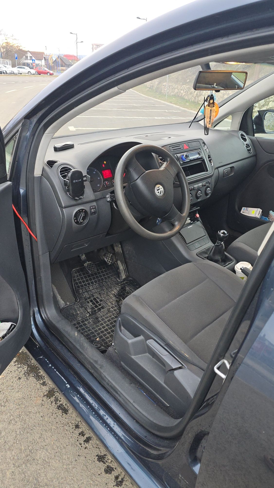 Vând sau schimb golf 5 plus