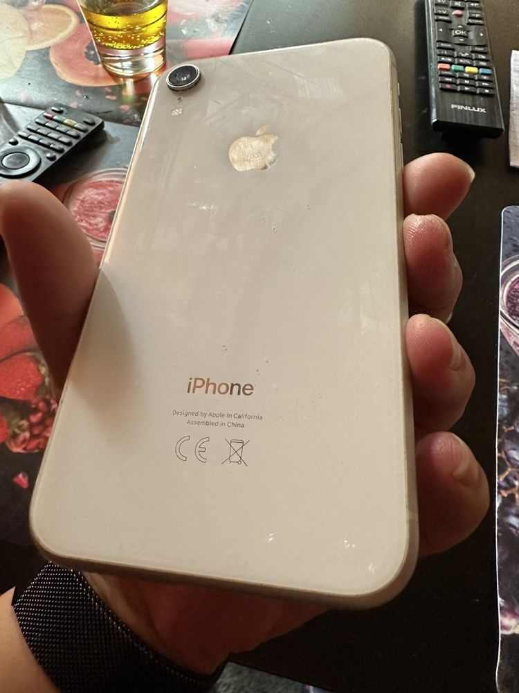 Продавам iPhone XR