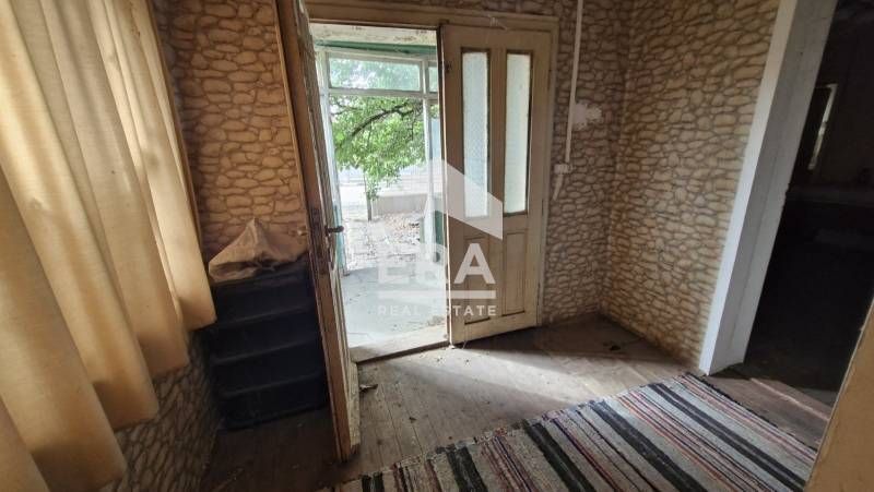 Ексклузивно от ЕРА Лайф! Къща с голям парцел и стопанска сграда в село