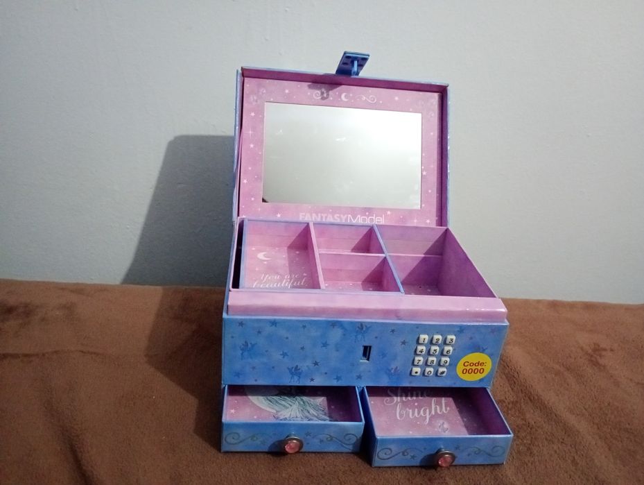 Cutie muzicala(bijuterii) cu cifru și compartimente secrete