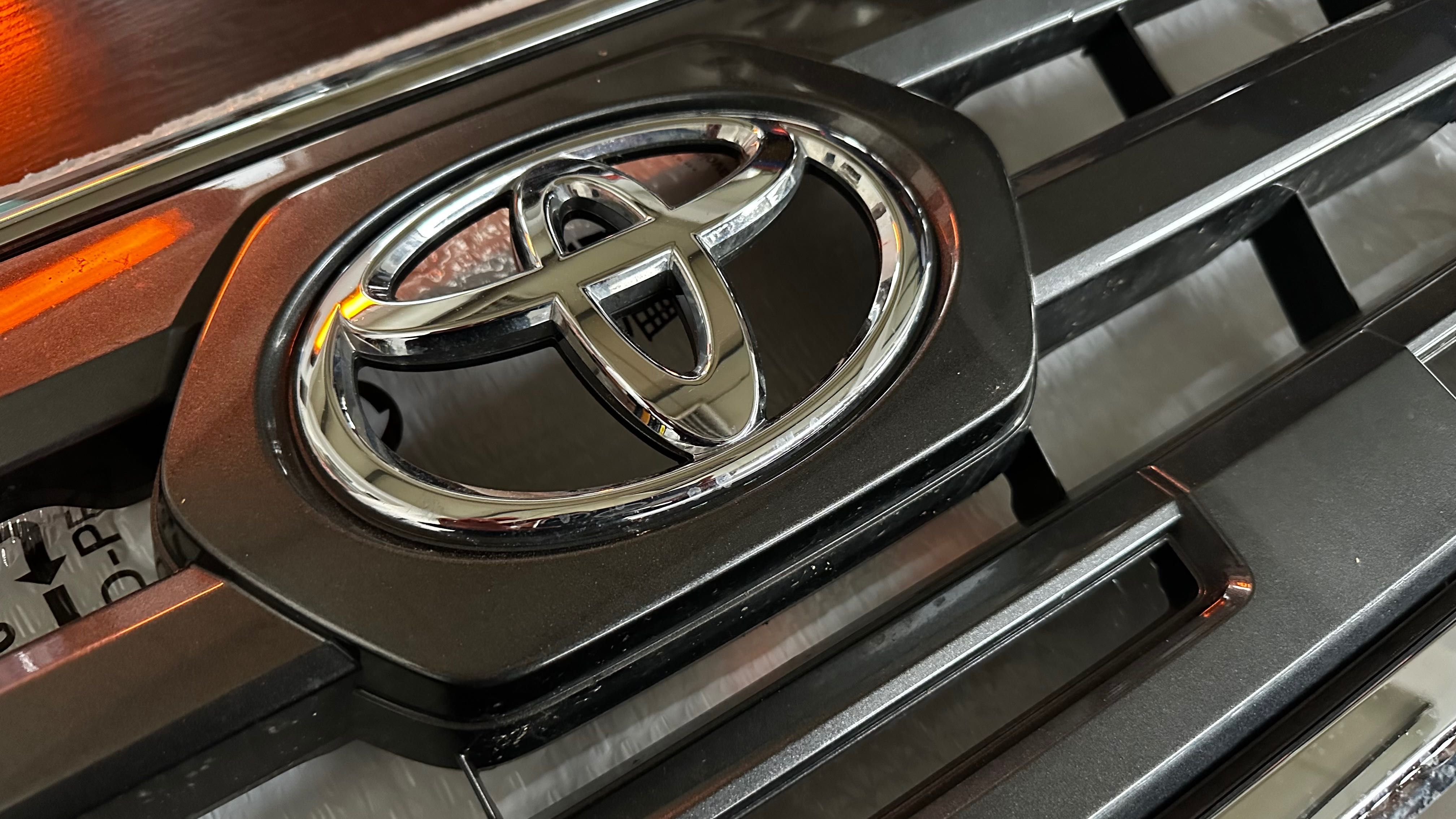 Оригинална предна решетка за Toyota Tacoma