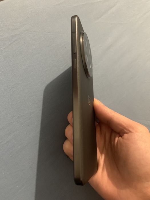 Vând OnePlus 13 impecabil