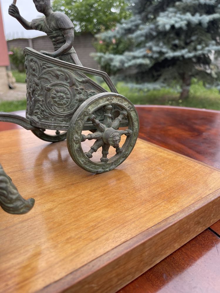 Cai din bronz și trăsura pe soclu de lemn