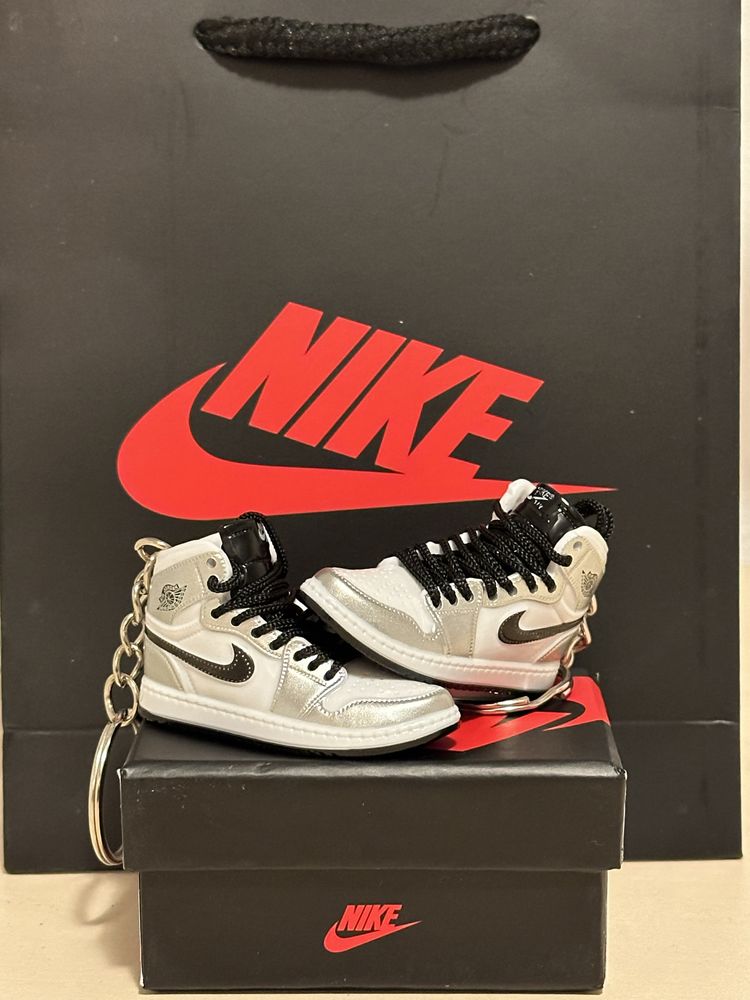 Poartă-ți pasiunea la chei! Brelocuri Nike premium – ediție limitată!