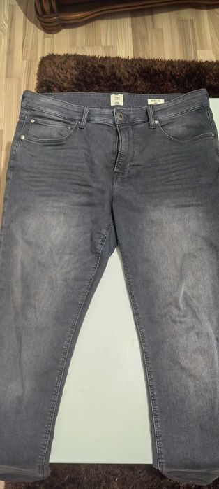 vand 2 perechi de blugi