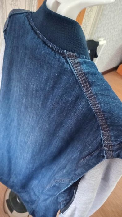 Джинсовая куртка бомбер.